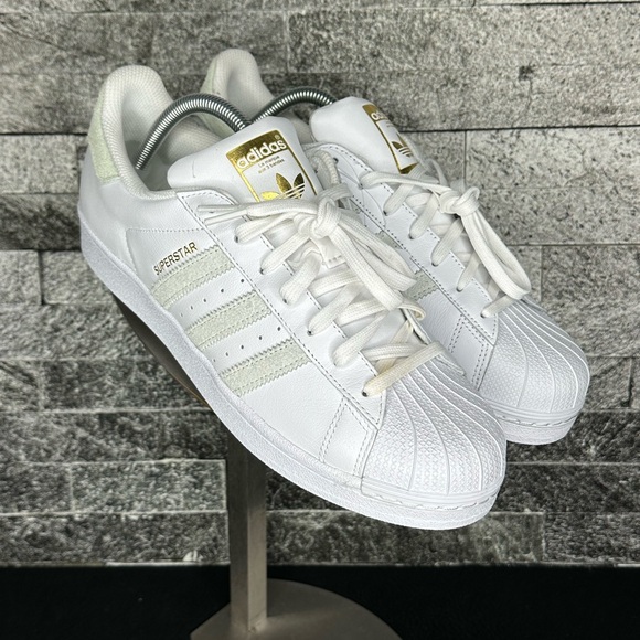 Adidas Originals Superstar Wht/Wht/Met Gold M9.5/W11 - Picture 2 of 9